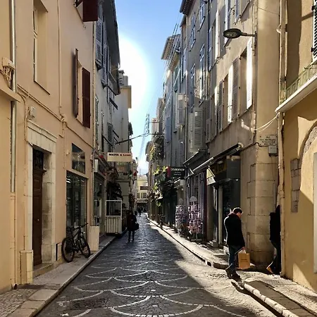 Charming And Modernly Designed 2 Bedroom - Old Town