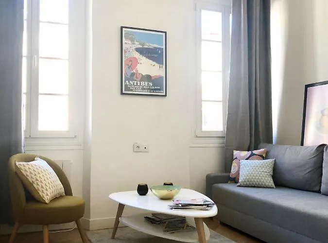 Charming And Modernly Designed 2 Bedroom - Old Town * Antibes