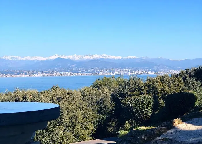 Charming And Modernly Designed 2 Bedroom - Old Town