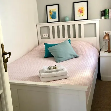 Charming And Modernly Designed 2 Bedroom - Old Town Apartment
