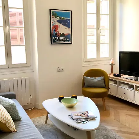 Charming And Modernly Designed 2 Bedroom - Old Town Appartement Antibes