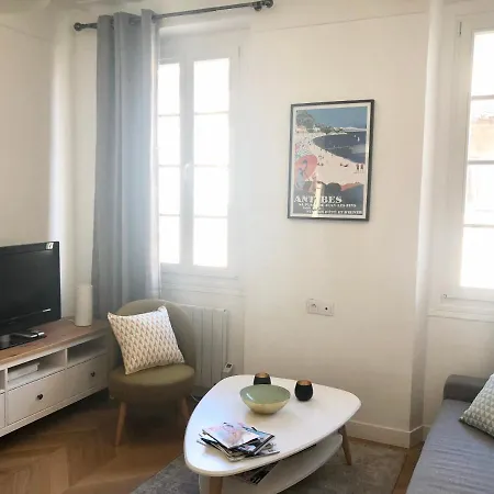 Charming And Modernly Designed 2 Bedroom - Old Town Antibes