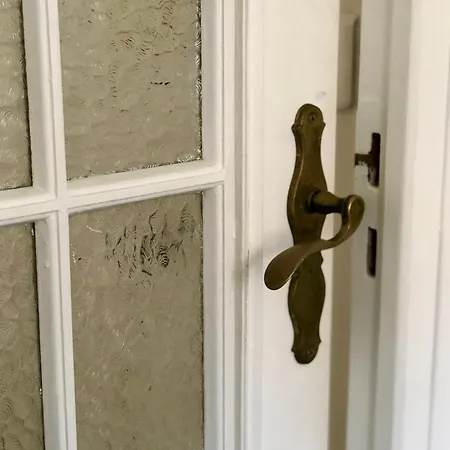 Charming And Modernly Designed 2 Bedroom - Old Town *