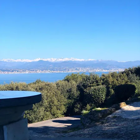 Charming And Modernly Designed 2 Bedroom - Old Town