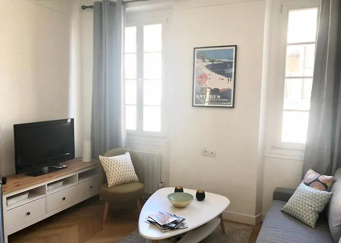 Charming And Modernly Designed 2 Bedroom - Old Town Antibes