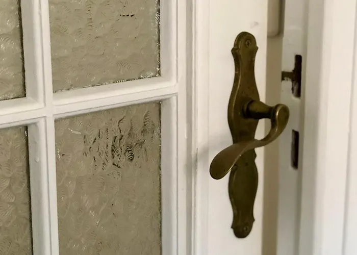 Charming And Modernly Designed 2 Bedroom - Old Town *