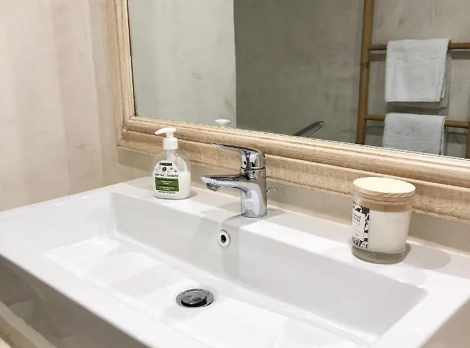 Daire Charming And Modernly Designed 2 Bedroom - Old Town *