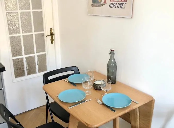 Charming And Modernly Designed 2 Bedroom - Old Town Antibes