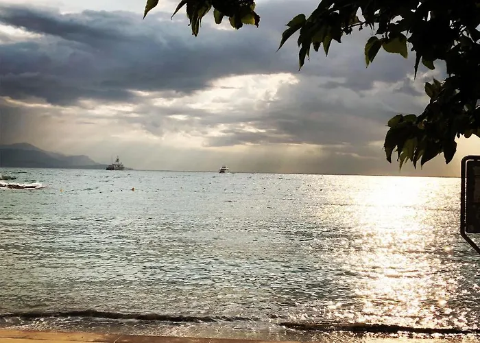 Charming And Modernly Designed 2 Bedroom - Old Town