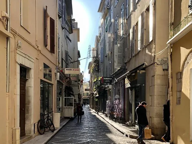 Charming And Modernly Designed 2 Bedroom - Old Town